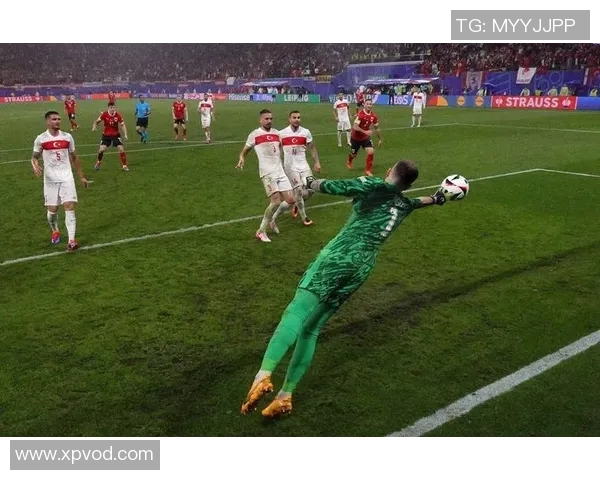 裸男球迷狂奔足球场，现场骚乱不断